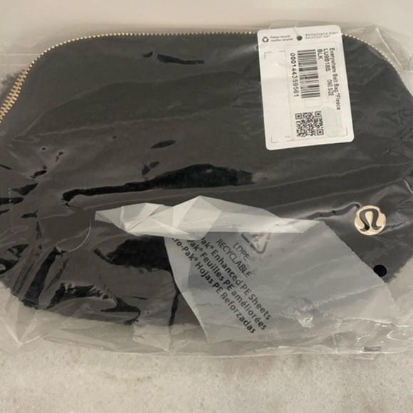 NWT Lululemon Everywhere Fleece Belt Bag in Black - Picture 7 of 8